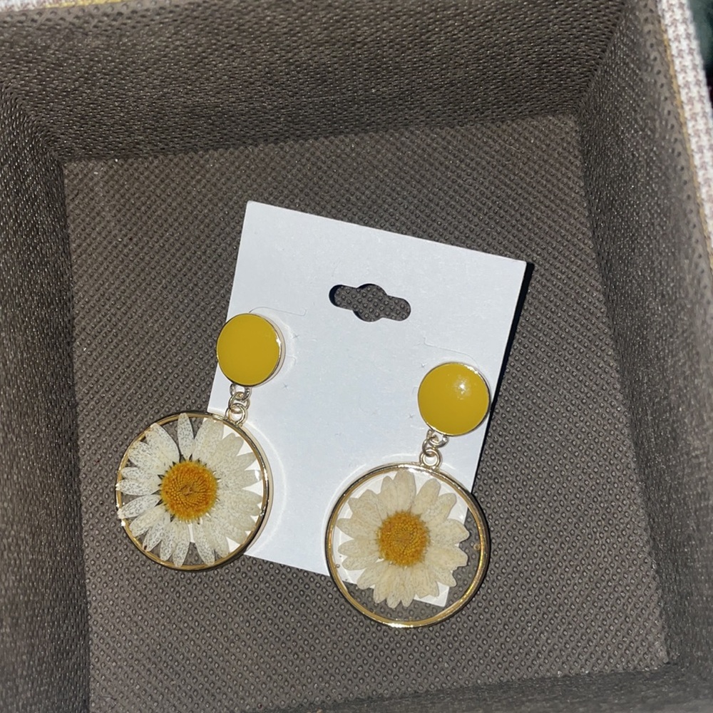 🌼 Yellow and white daisy flower earrings - Picture 4 of 4